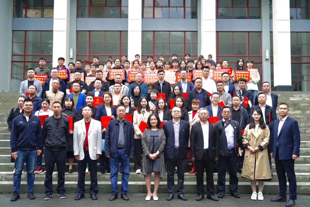 四川錦程綜合能源有限公司參加成都電力行業(yè)協(xié)會(huì)組織44家愛(ài)心企業(yè)參加“2023成都工匠人才培養(yǎng)計(jì)劃”捐贈(zèng)儀式